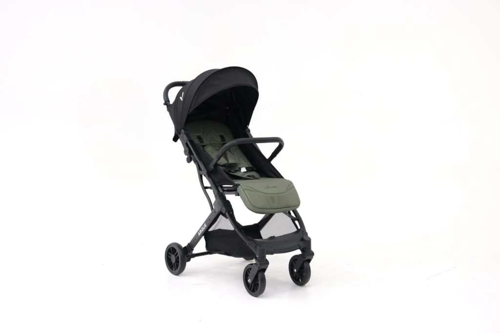 Coche tipo maleta plegado, listo para viajar en avión